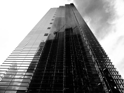 高层建筑的灰度摄影 · 免费素材图片