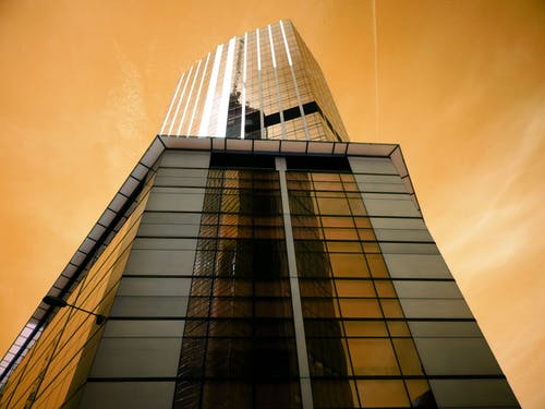 玻璃高层建筑的低角度摄影 · 免费素材图片