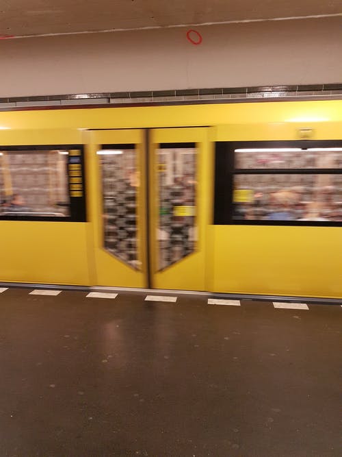 黄色火车在特写照片 · 免费素材图片