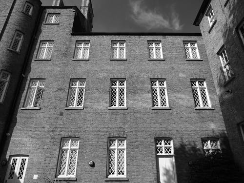 三层楼的灰度摄影 · 免费素材图片