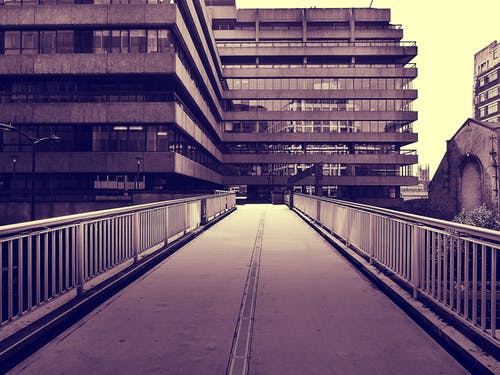 建筑结构灰度摄影 · 免费素材图片