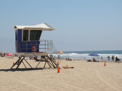 海滩上的蓝色和灰色警卫室 · 免费素材图片