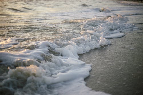 灰色沙滩海岸 · 免费素材图片