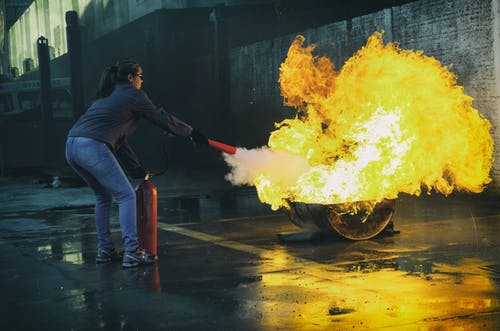 女人用灭火器灭火 · 免费素材图片