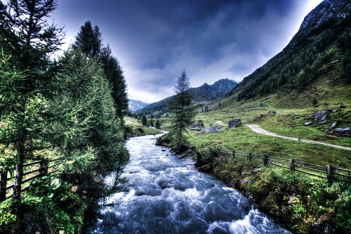 树与山之间的河 · 免费素材图片