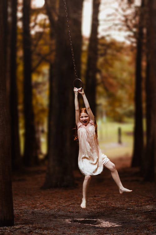 挂在秋千上的女孩 · 免费素材图片