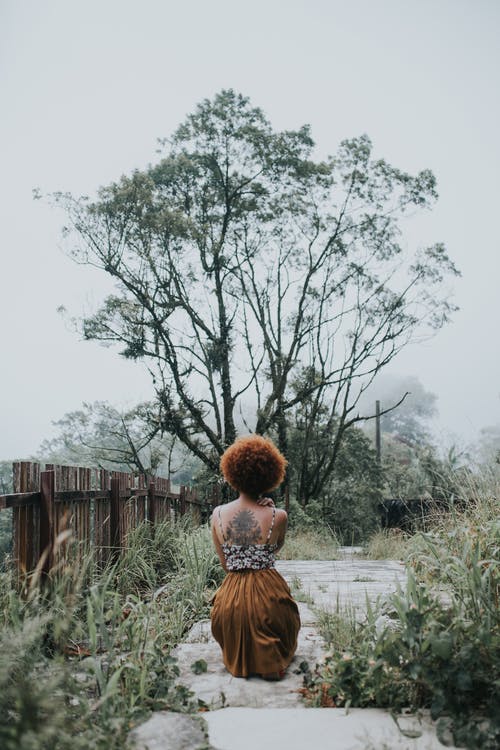 坐在一棵树前的女人 · 免费素材图片