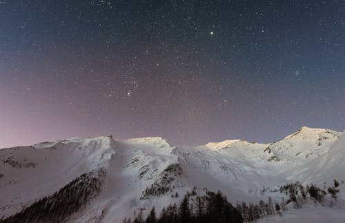 星空下的白雪覆盖 · 免费素材图片