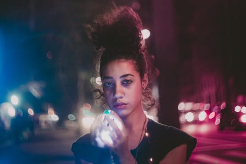 女人脸的选择性聚焦摄影 · 免费素材图片