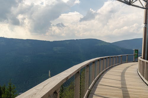 米色木制扶手 · 免费素材图片