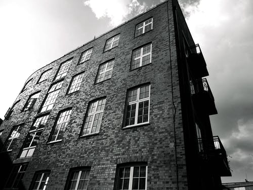 砖瓦建筑的灰度摄影 · 免费素材图片