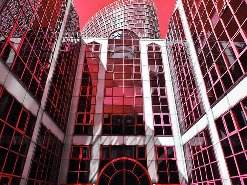 红色和粉红色的高层建筑 · 免费素材图片