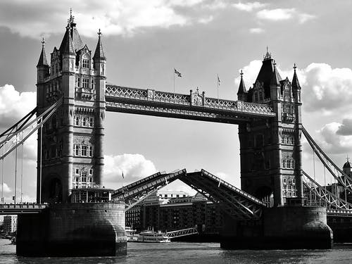伦敦塔桥的灰度照片 · 免费素材图片