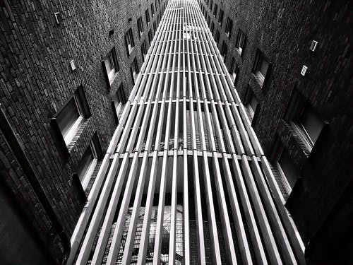 建筑灰度摄影 · 免费素材图片