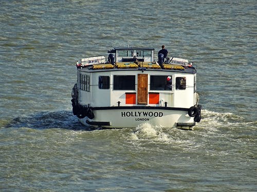 白色好莱坞摩托艇 · 免费素材图片