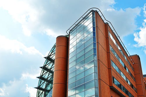 棕色混凝土建筑 · 免费素材图片