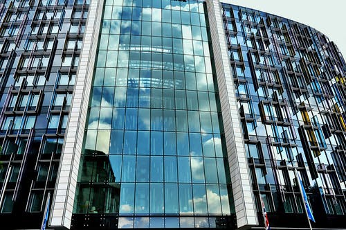 灰色和黑色高层建筑 · 免费素材图片