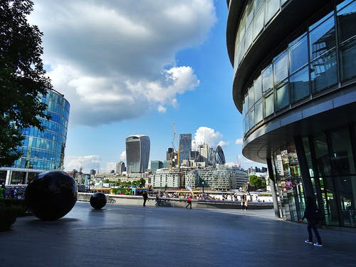 站在建筑物附近的人 · 免费素材图片