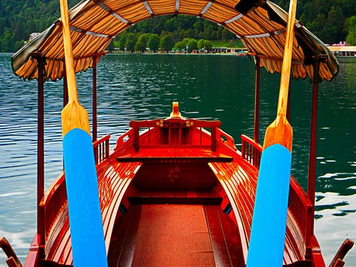 红船在水面上 · 免费素材图片