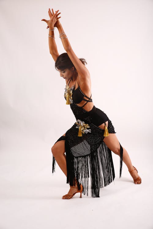 跳舞时穿黑色连衣裙的女人 · 免费素材图片