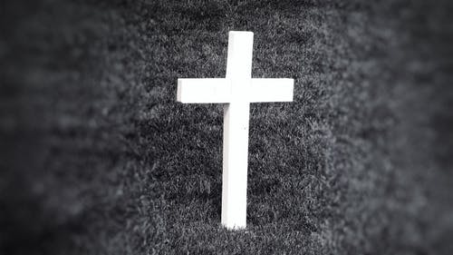 十字架的灰度摄影 · 免费素材图片