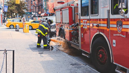 消防员在消防车前 · 免费素材图片
