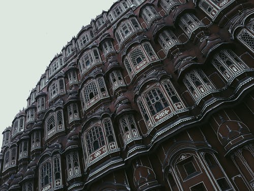 棕色和白色的混凝土建筑 · 免费素材图片