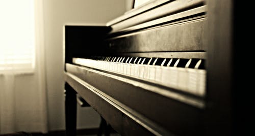 黑色立式钢琴 · 免费素材图片