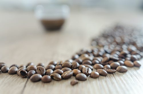 木质表面上的咖啡豆 · 免费素材图片