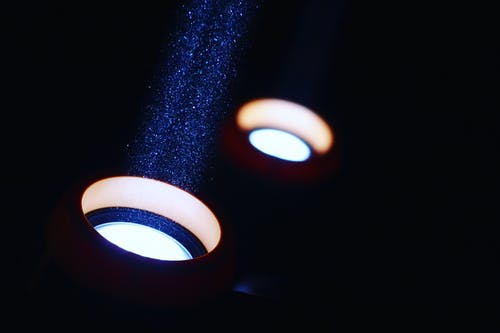 两个打开的嵌入式灯 · 免费素材图片