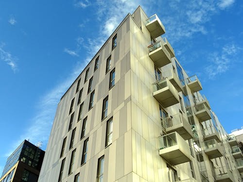 白色高层建筑 · 免费素材图片