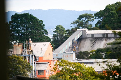 树木环绕的白色和橙色的房子 · 免费素材图片