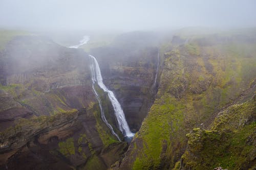 雾包围的瀑布 · 免费素材图片