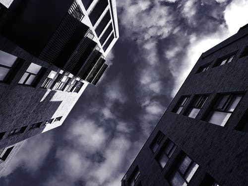 灰色高层建筑的低角度摄影 · 免费素材图片
