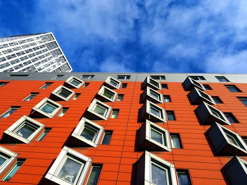 湛蓝的天空下的棕色和灰色混凝土建筑 · 免费素材图片