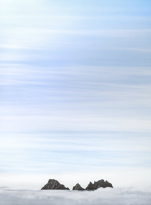 内陆在白天的蓝天下的剪影 · 免费素材图片