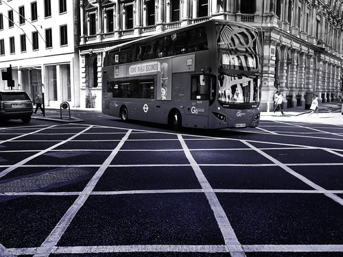 双层巴士在道路上的灰度照片 · 免费素材图片