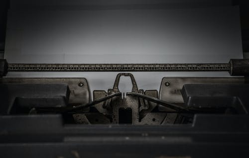 打字机中的空打印机纸 · 免费素材图片