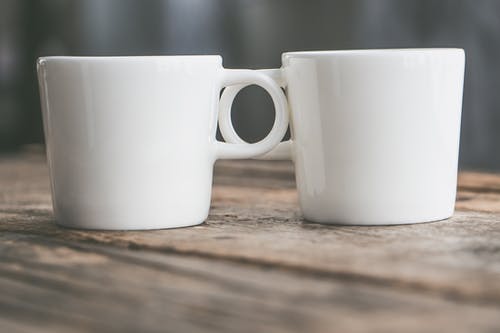 两个白色陶瓷杯 · 免费素材图片