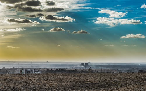 阳光明媚的多云的蓝天下的沙漠 · 免费素材图片