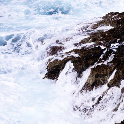 海浪撞击岩石形成 · 免费素材图片