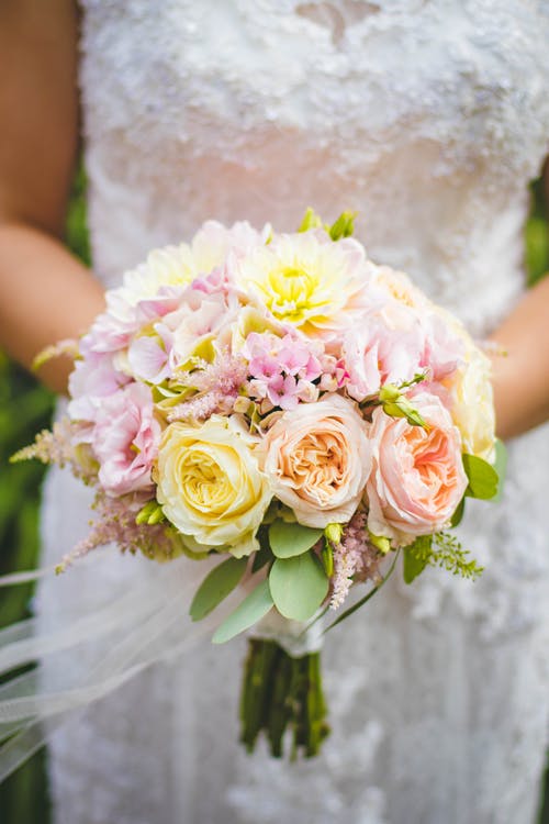 新娘抱着花束 · 免费素材图片