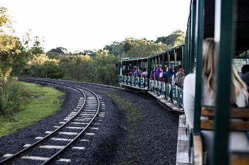 一群人骑火车 · 免费素材图片