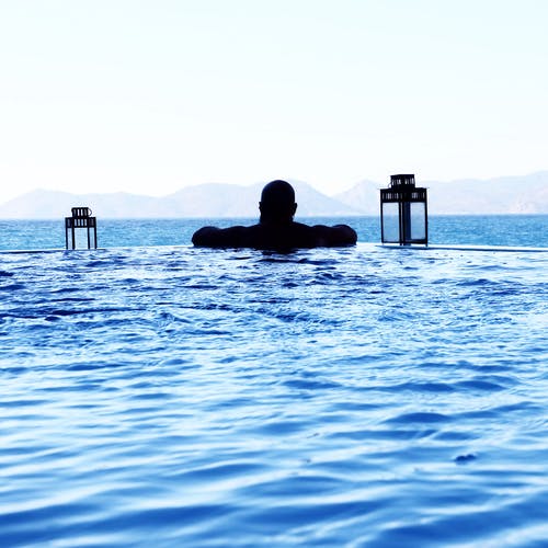 漂浮在海面池上的男人 · 免费素材图片