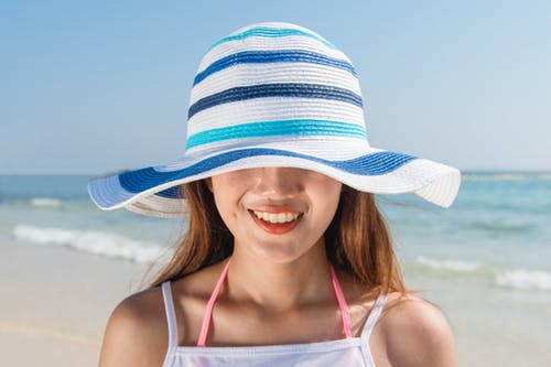 女人戴着太阳帽 · 免费素材图片
