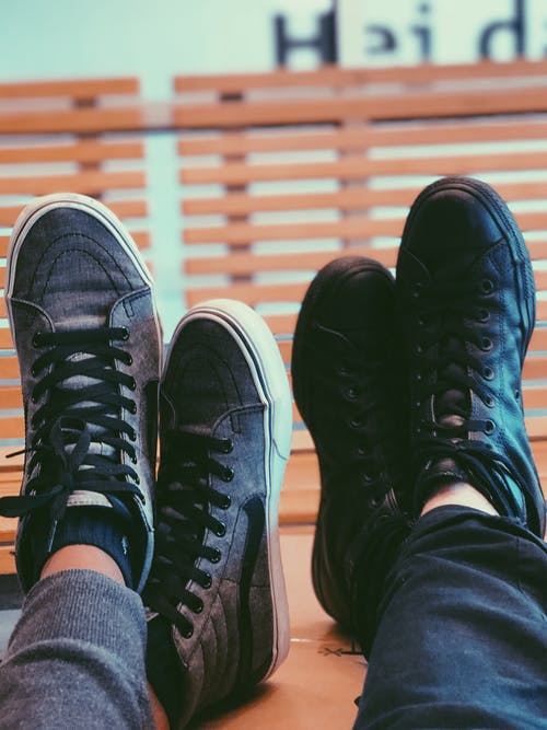 两人穿着黑色运动鞋 · 免费素材图片