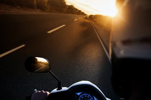 骑摩托车的人 · 免费素材图片