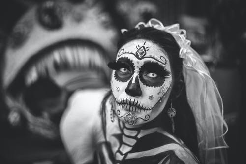 死尸新娘日的灰度照片 · 免费素材图片