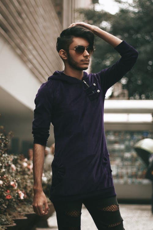 头戴紫色连帽衫的男人 · 免费素材图片