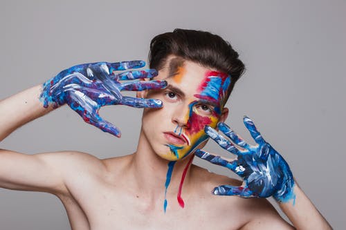 脸上和手上的油漆的男人 · 免费素材图片